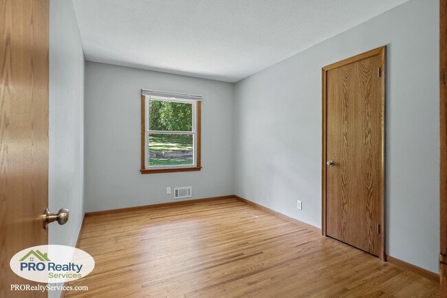 Building Photo - 3 Bedroom Home in Bloomington