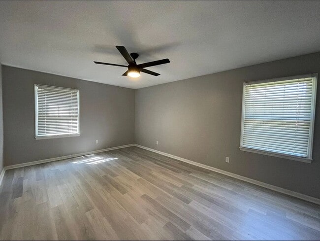 Building Photo - 3107 Redwood Dr