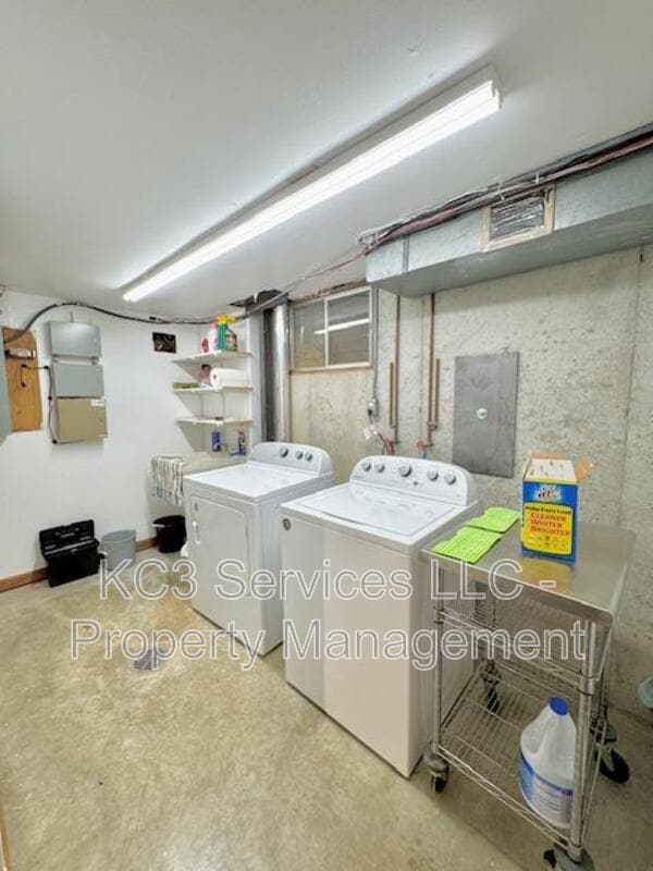 Building Photo - 615 E 101st Ter