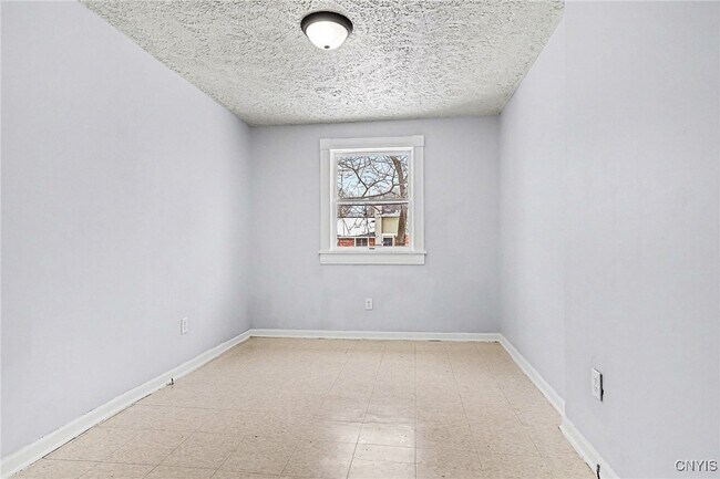 Building Photo - 302 Kellogg St