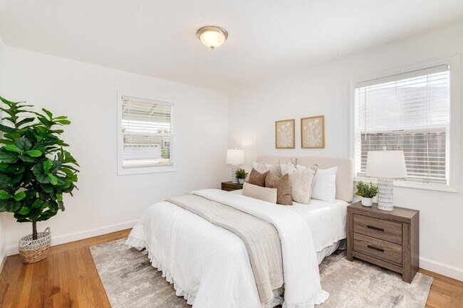 Building Photo - Light-Filled San Leandro Gem w/ Dual Garages & Expansive Yard