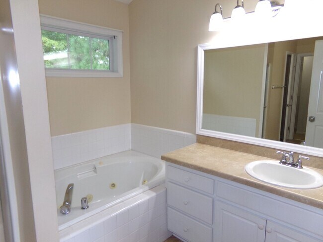 Building Photo - Beautiful 2 story home located on a cul-de-sac