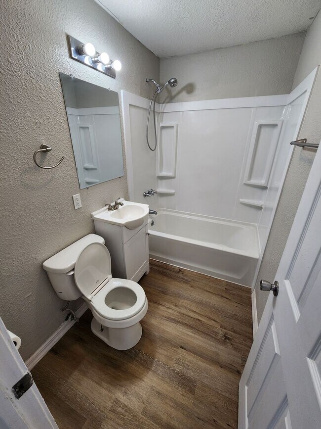Building Photo - Spacious 2-Bedroom, 1-Bathroom Home AVAILABLE NOW!!