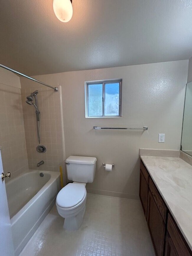Building Photo - Charming 3 Bedroom, 2.5 Bathroom Condo in ...