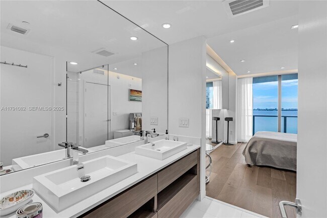 Building Photo - 460 NE 28th St