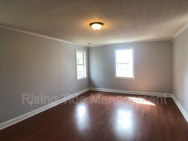 Building Photo - 2100 Merry Dr NE