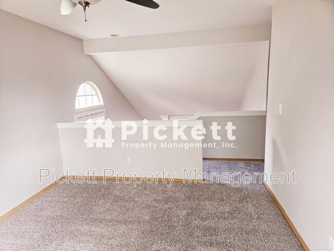 Building Photo - 2037 Gustaf St NE