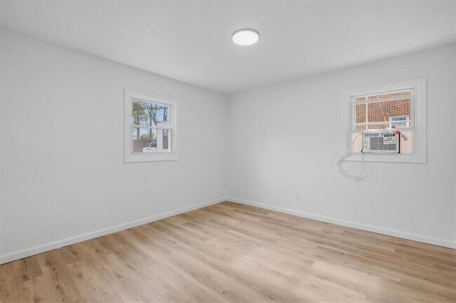 Building Photo - 608 N College Dr