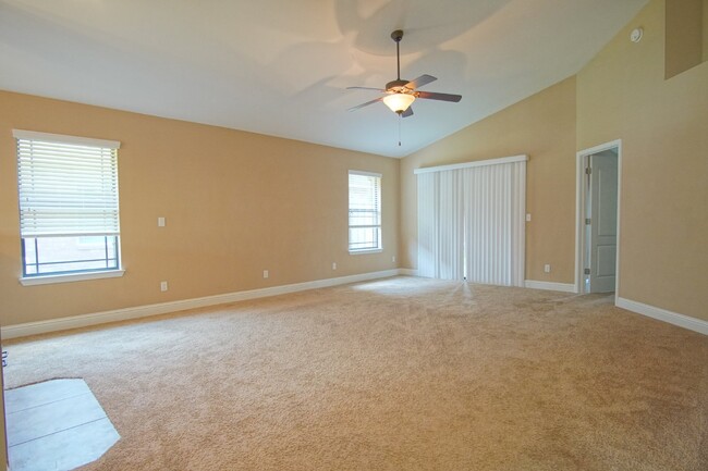 Building Photo - "Luxurious 3-Bedroom, 2-Bath Pet-Friendly ...