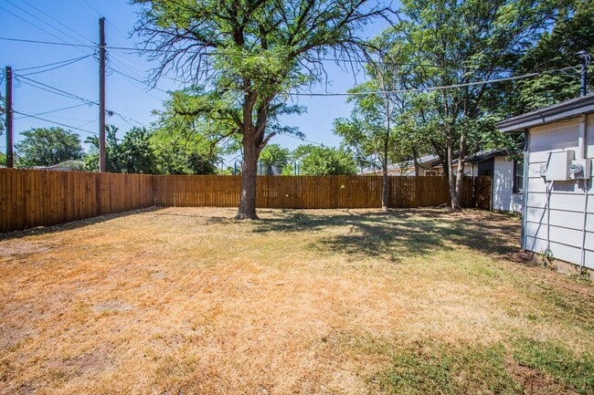 Building Photo - Spacious 4 Bed 2 Bath with Big Backyard