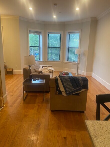 Building Photo - 1087 Beacon St