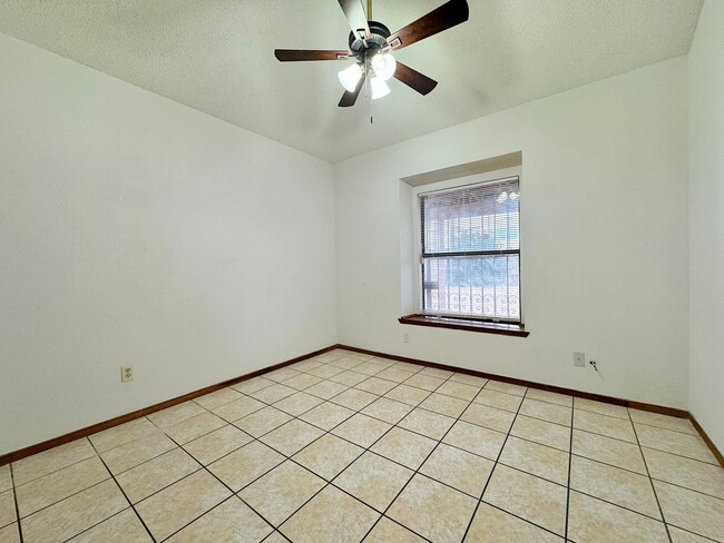 Building Photo - East El Paso 2bed/2bath duplex
