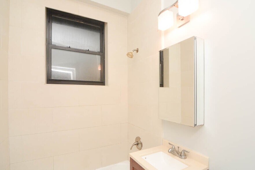Building Photo - 4742 N Hermitage Ave