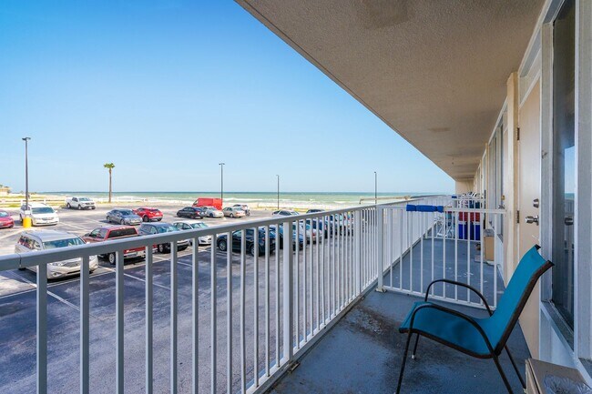 Building Photo - Beachfront Unit in Daytona Beach Shores