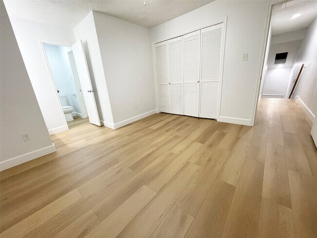 Building Photo - 13716 Hollowgreen Dr