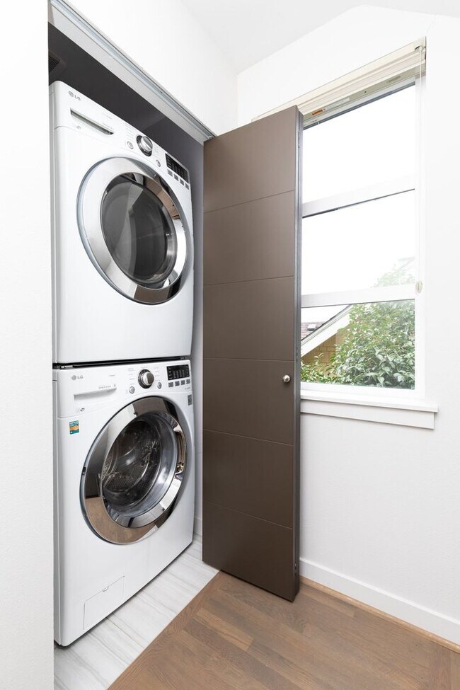 Building Photo - Contemporary 3 Bedroom Ballard Townhome in Prime Location