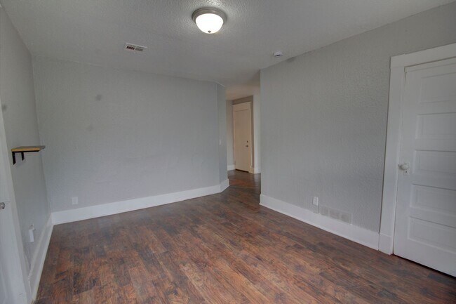 Building Photo - Upper level unit