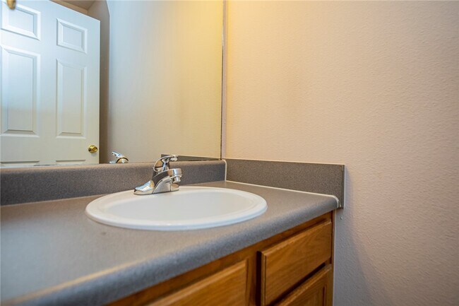 Building Photo - 903 W Peachtree Dr