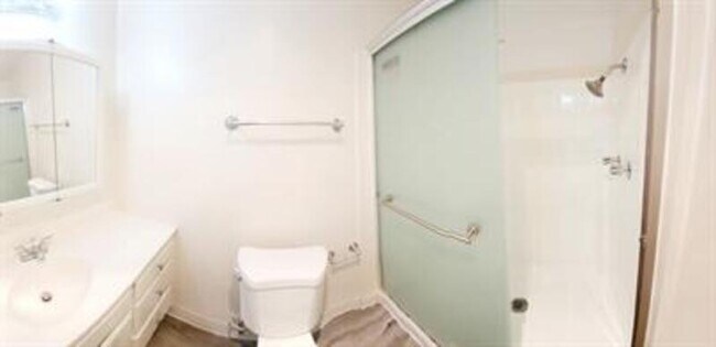 Building Photo - 400 Serrano Ave