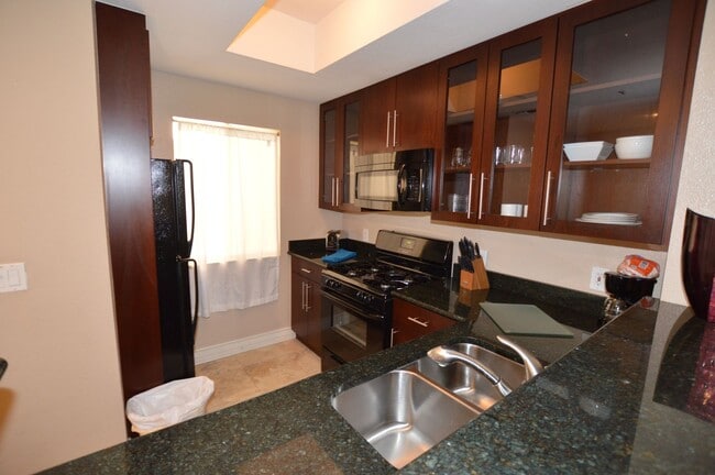 Building Photo - Meridian STUDIO Condo Fully Furnished w/Ma...