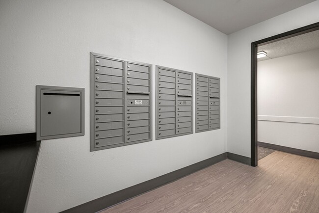 Building Photo - 2 bed 2 bath in fully renovated complex - ...