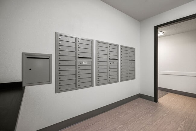 Building Photo - Pet friendly 2 bed 2 bath (ensuite) in ful...
