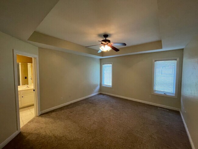 Building Photo - Very spacious 3 bed 2 bath 3 car garage!  ...