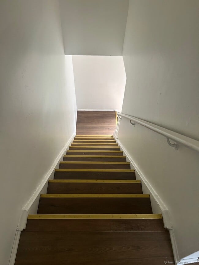 Building Photo - 126 Sutton Pl