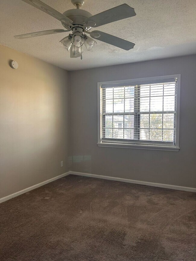 Building Photo - MOVE IN SPECIAL!!-Available 1 Bedroom Apar...