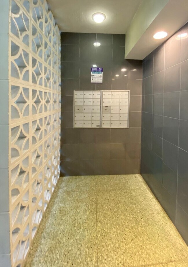 Building Photo - 5949 N Kenmore Ave