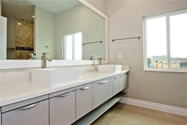 Building Photo - 1927 Greenbriar Ter