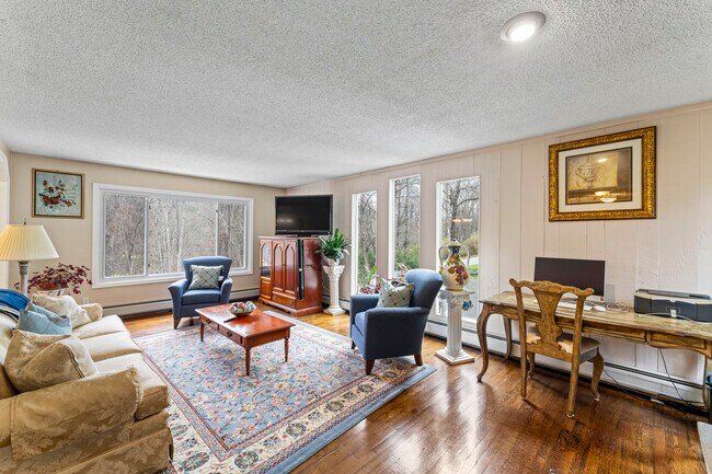 Building Photo - 8 Glenview Dr