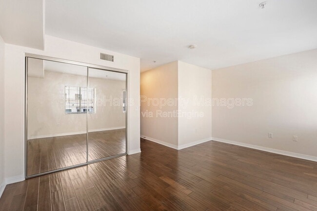 Building Photo - 801 W Hawthorn St