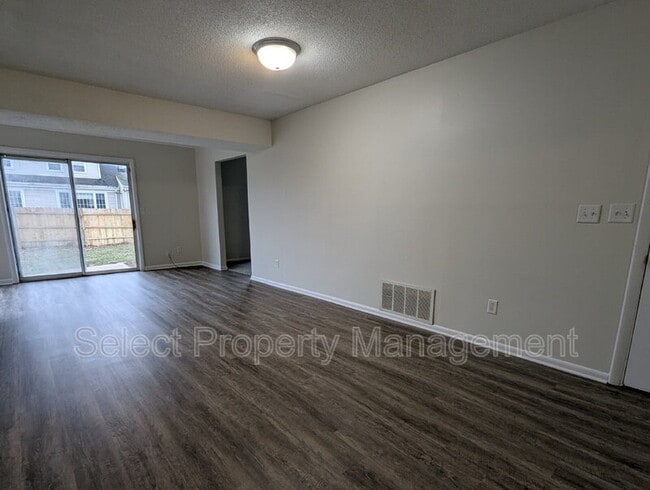 Building Photo - 924 E Washington Center Rd