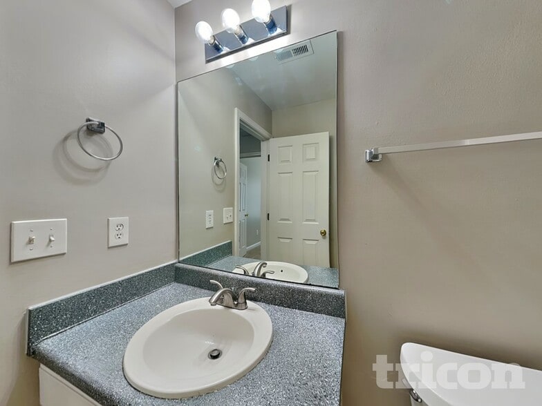 Building Photo - 240 Kings Cove