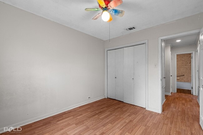 Building Photo - 1136 N Southland Park Dr