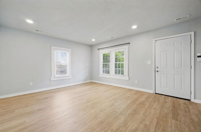 Building Photo - 3 Bed 1.5 bath Updated House Fenced yard -Pets