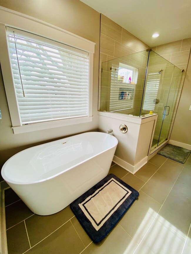 Building Photo - Spectacular 4Bed/3Bath Minutes to Duke with Fenced In Yard