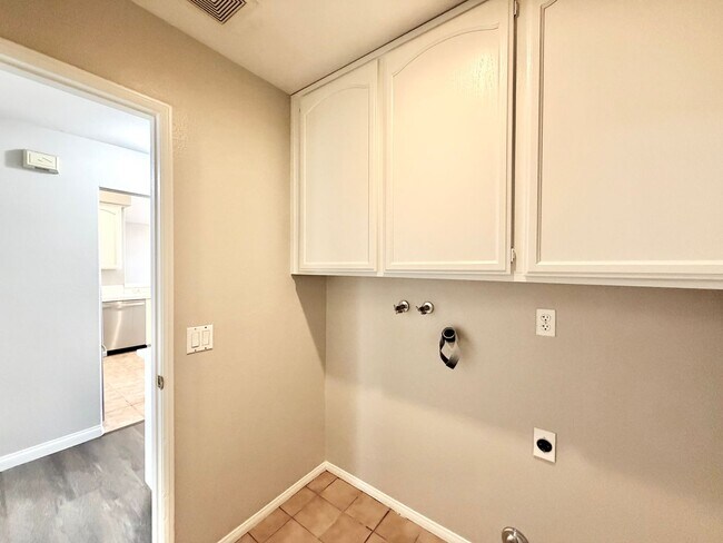 Building Photo - 27071 School Park Dr