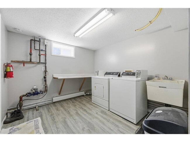 Building Photo - 226 3rd Ave S
