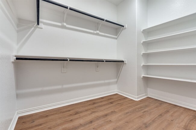 Building Photo - 616 Club Dr