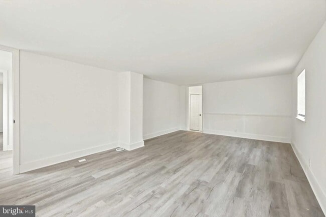 Building Photo - 471 N Elmwood Rd