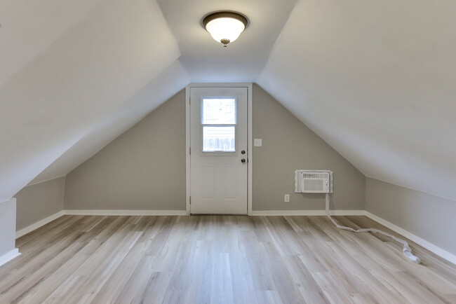 Building Photo - 830 S 50th St