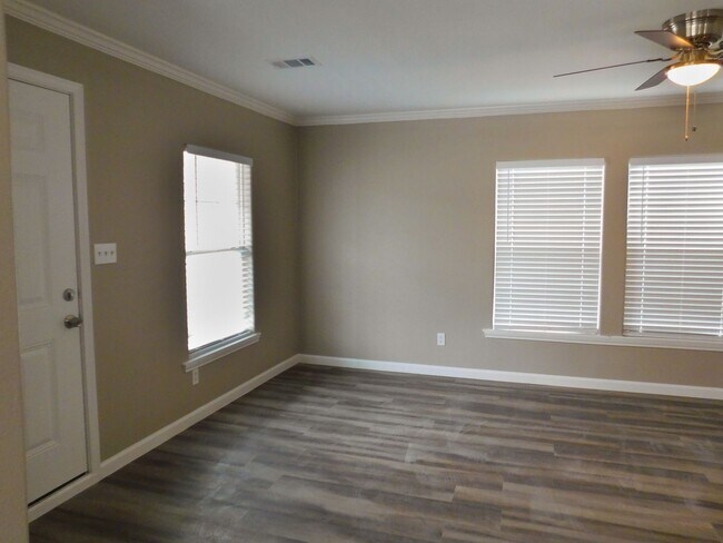 Building Photo - 155 Varsity Dr
