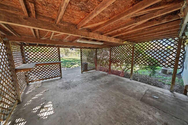 Building Photo - 823 Straight Ln