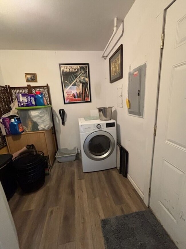 Building Photo - 2 BED | 1 BATH | SINGLE-LEVEL | SINGLE GARAGE | SOUTH