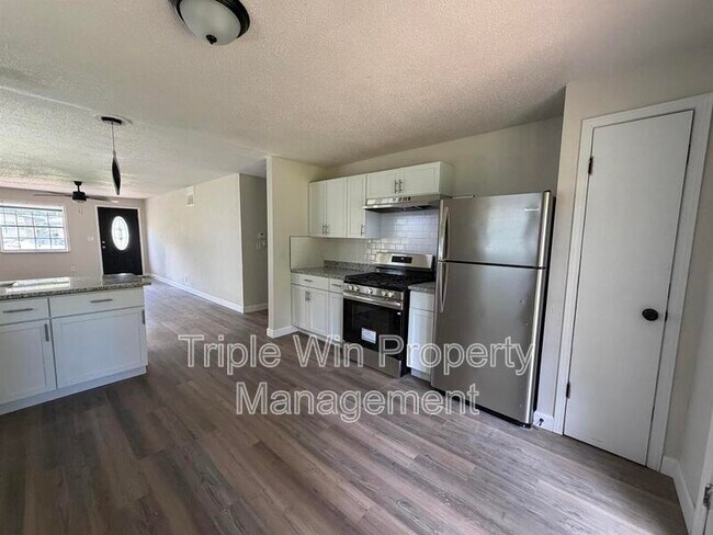 Building Photo - 9937 Carlyle Ave