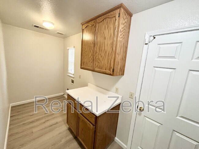 Building Photo - 746 Wren Ct