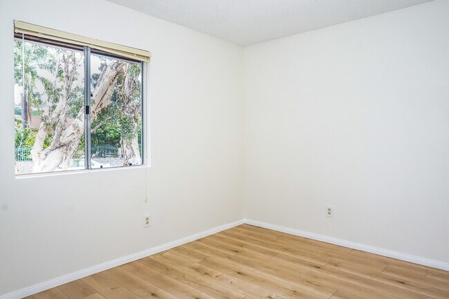 Building Photo - Detached home centrally located in Linda V...