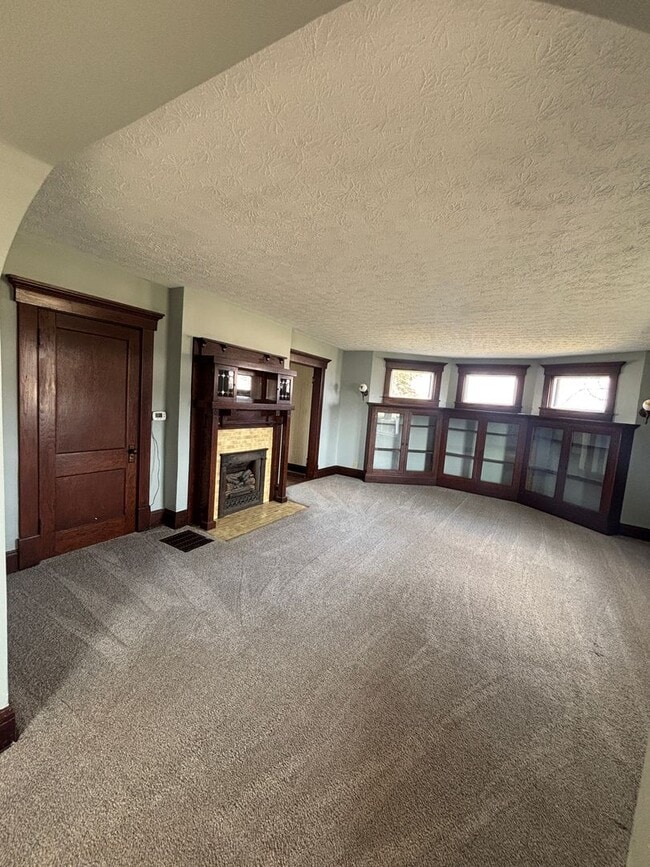 Building Photo - 4 Bedroom, 2 Bathroom House